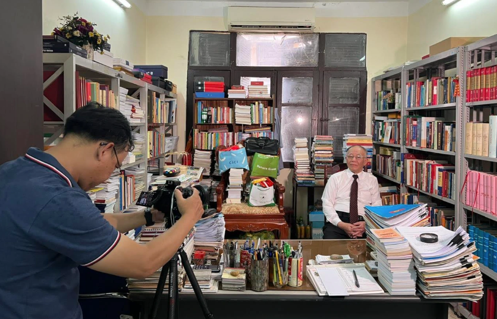 Hình ảnh hậu trường thực hiện bộ phim tài liệu (Ảnh: Ban Tổ chức). Hình ảnh hậu trường thực hiện bộ phim tài liệu (Ảnh: Ban Tổ chức).