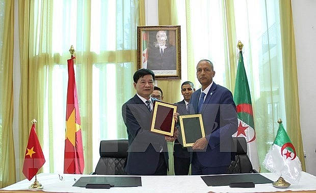 At the the signing ceremony (Photo:VNA) At the the signing ceremony (Photo:VNA)