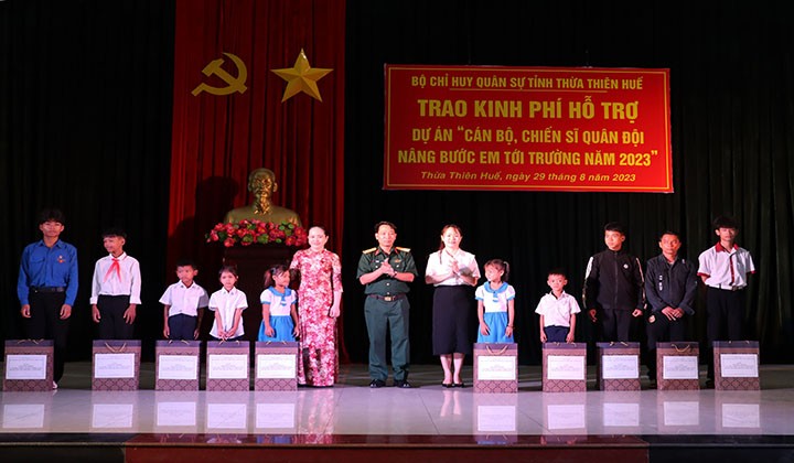 Thừa Thiên Huế: Hỗ trợ 27 học sinh dân tộc thiểu số và miền núi Thừa Thiên Huế: Hỗ trợ 27 học sinh dân tộc thiểu số và miền núi