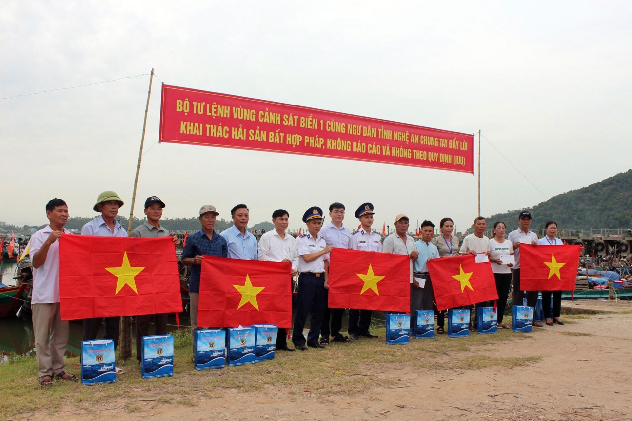 Bộ Tư lệnh Vùng Cảnh sát biển 1 tặng cờ Tổ quốc cho ngư dân huyện Nghi Lộc Bộ Tư lệnh Vùng Cảnh sát biển 1 tặng cờ Tổ quốc cho ngư dân huyện Nghi Lộc