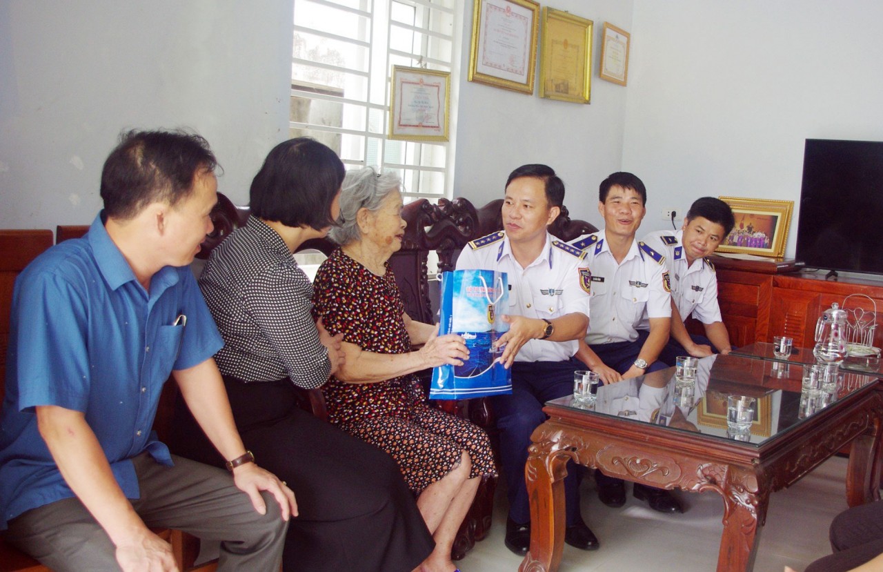 Đại tá Nguyễn Văn Hiển - Phó Chính uỷ Bộ Tư lệnh Vùng Cảnh sát biển 1 tặng quà Mẹ Việt Nam anh hùng Võ Thị Hoà, 85 tuổi ở xã Khánh Hợp, huyện Nghi Lộc. Đại tá Nguyễn Văn Hiển - Phó Chính uỷ Bộ Tư lệnh Vùng Cảnh sát biển 1 tặng quà Mẹ Việt Nam anh hùng Võ Thị Hoà, 85 tuổi ở xã Khánh Hợp, huyện Nghi Lộc.