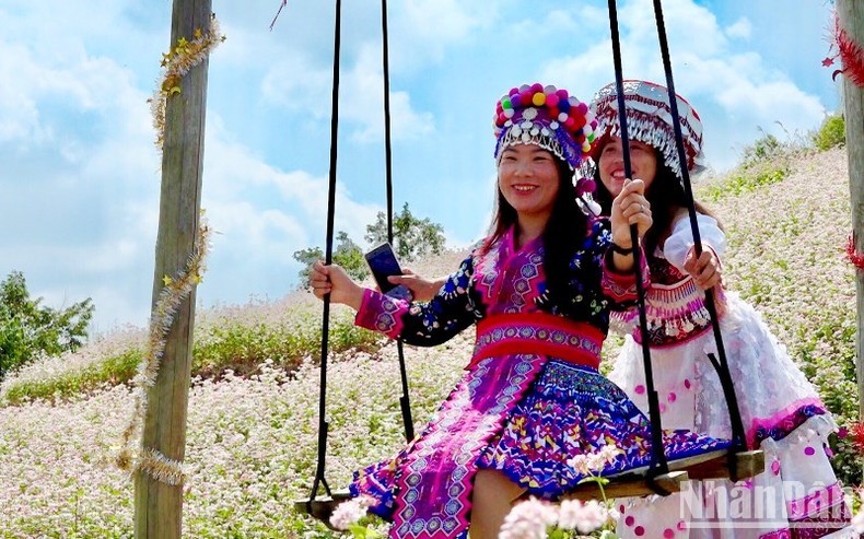 Thiếu nữ H'Mông ở Si Ma Cai vui đón ngày Tết Độc Lập 2/9. (Ảnh: ĐÌNH NAM) Thiếu nữ H'Mông ở Si Ma Cai vui đón ngày Tết Độc Lập 2/9. (Ảnh: ĐÌNH NAM)