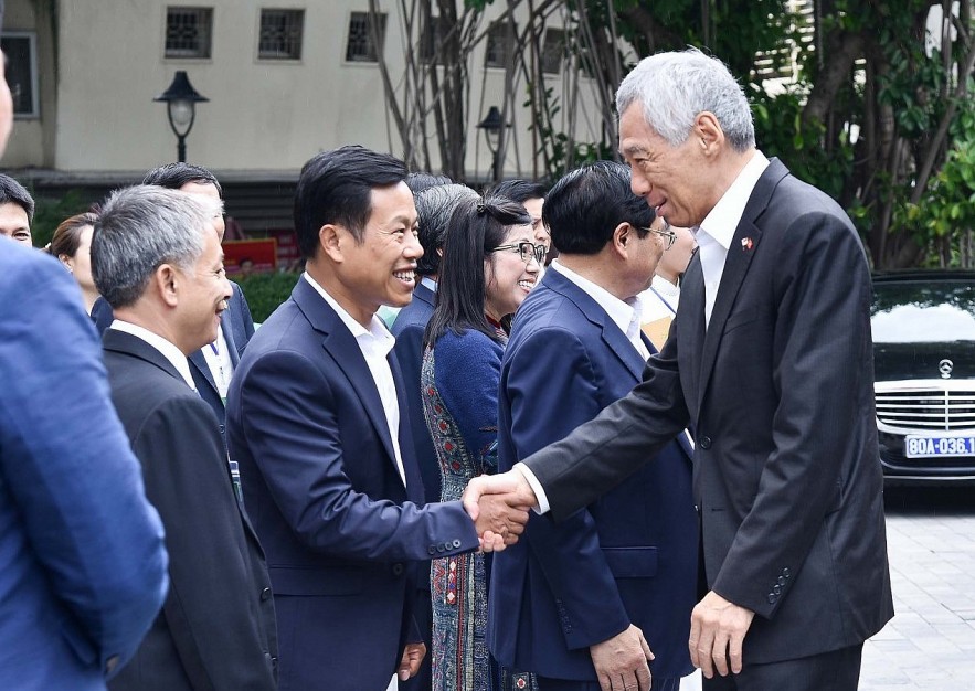 Prime Ministers of Vietnam And Singapore Visit Vietnam National University