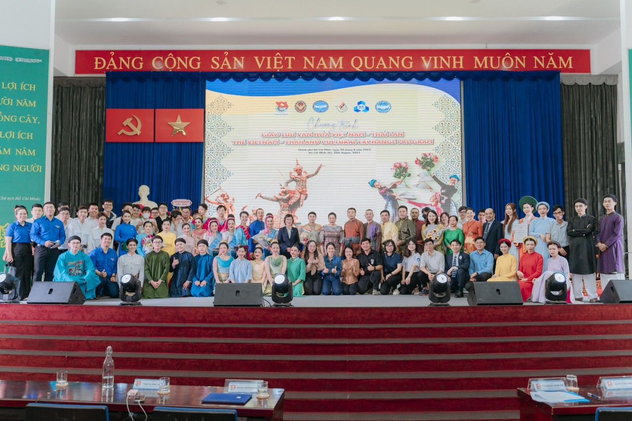 Các đại biểu tham gia chương trình “Giao lưu văn hóa Việt Nam – Thái Lan”. Các đại biểu tham gia chương trình “Giao lưu văn hóa Việt Nam – Thái Lan”.