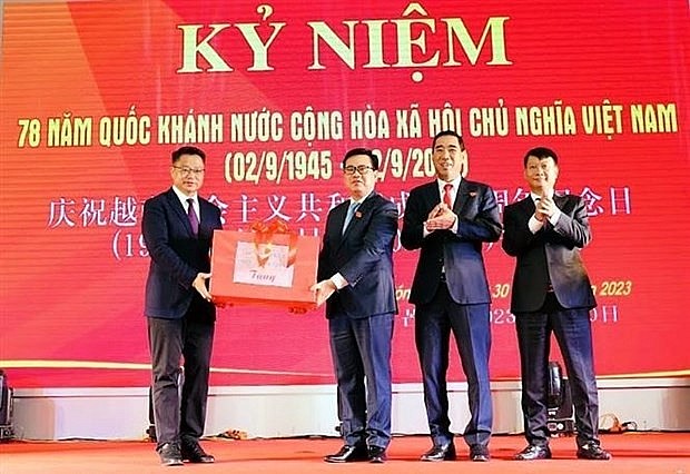 Quảng Ninh: Tăng cường quan hệ hợp tác ở biên giới Việt Nam-Trung Quốc | Chính trị | Vietnam+ (VietnamPlus) Quảng Ninh: Tăng cường quan hệ hợp tác ở biên giới Việt Nam-Trung Quốc | Chính trị | Vietnam+ (VietnamPlus)