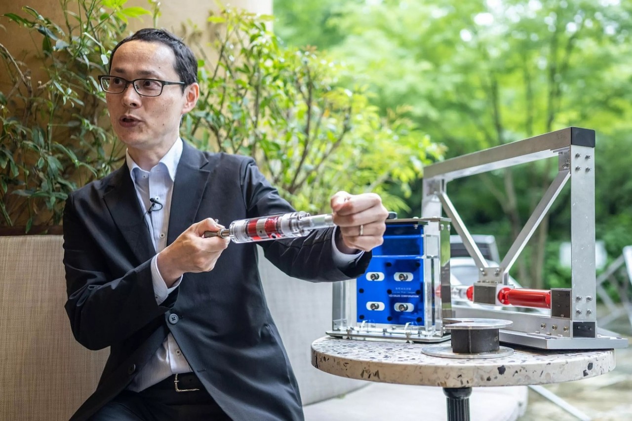 Ông Kai Toyama giới thiệu hệ thống chống rung động địa chấn tại các công trình xây dựng ở Tokyo - Ảnh: Yuichi Yamazaki/AFP Ông Kai Toyama giới thiệu hệ thống chống rung động địa chấn tại các công trình xây dựng ở Tokyo - Ảnh: Yuichi Yamazaki/AFP