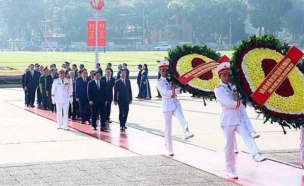 The delegation offers incense and pays tribute to fallen soldiers at the Monument to Heroes and Martyrs on Bac Son street (Photo: VNA) The delegation offers incense and pays tribute to fallen soldiers at the Monument to Heroes and Martyrs on Bac Son street (Photo: VNA)