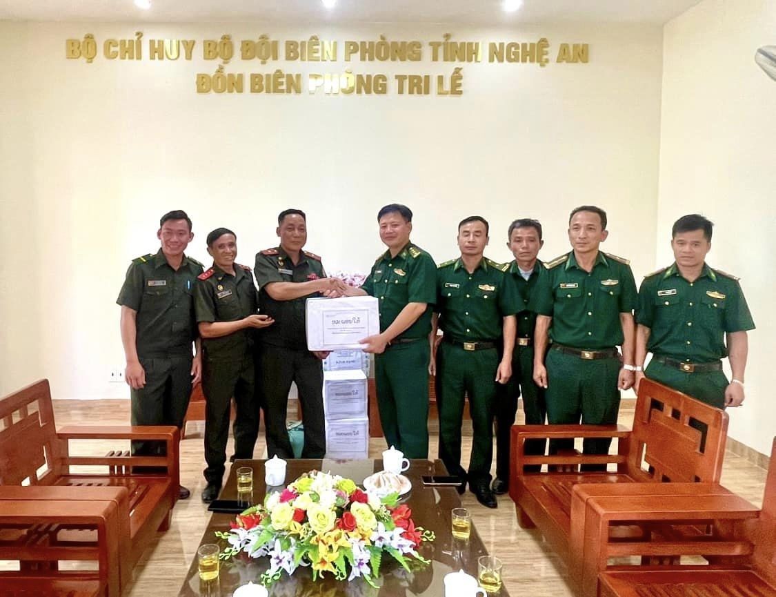 Lực lượng vũ trang giáp biên nước Lào thăm, chúc mừng Quốc khánh Việt Nam Lực lượng vũ trang giáp biên nước Lào thăm, chúc mừng Quốc khánh Việt Nam