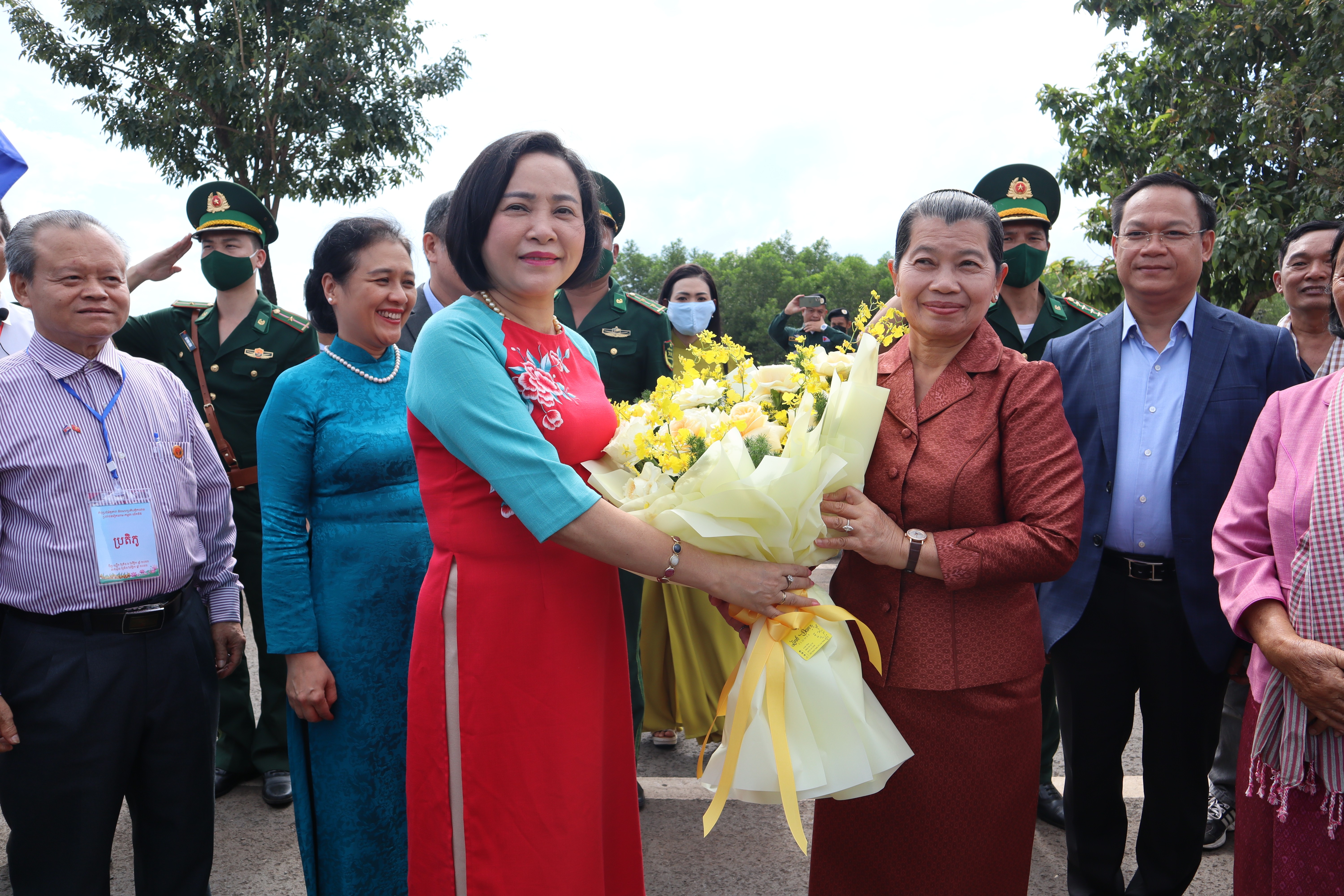 Chủ tịch Hội hữu nghị Việt Nam - Campuchia Nguyễn Thị Thanh (bìa trái) tặng hoa chúc mừng Chủ tịch Hội hữu nghị Campuchia - Việt Nam Men Sam An sang dự chương trình Gặp gỡ hữu nghị và hợp tác nhân dân Việt Nam - Campuchia lần thứ V hồi tháng 11/2022 (Ảnh: Thành Luân). Chủ tịch Hội hữu nghị Việt Nam - Campuchia Nguyễn Thị Thanh (bìa trái) tặng hoa chúc mừng Chủ tịch Hội hữu nghị Campuchia - Việt Nam Men Sam An sang dự chương trình Gặp gỡ hữu nghị và hợp tác nhân dân Việt Nam - Campuchia lần thứ V hồi tháng 11/2022 (Ảnh: Thành Luân).