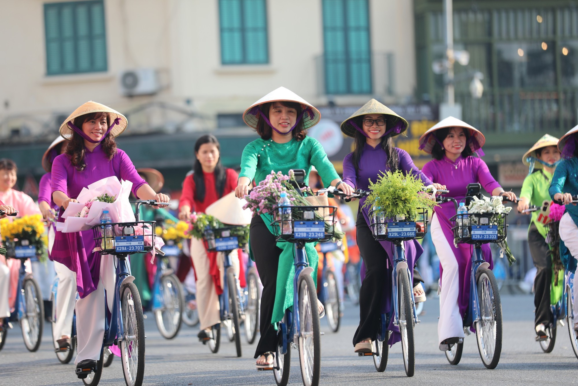 Từ 6h sáng 1/9, hơn 100 cán bộ, công chức các cơ quan, đơn vị, nhân dân Thủ đô, bạn bè trong nước và quốc tế mặc trang phục áo dài tham gia chương trình Mọi miền Tổ quốc rộn ràng đón Tết Độc lập