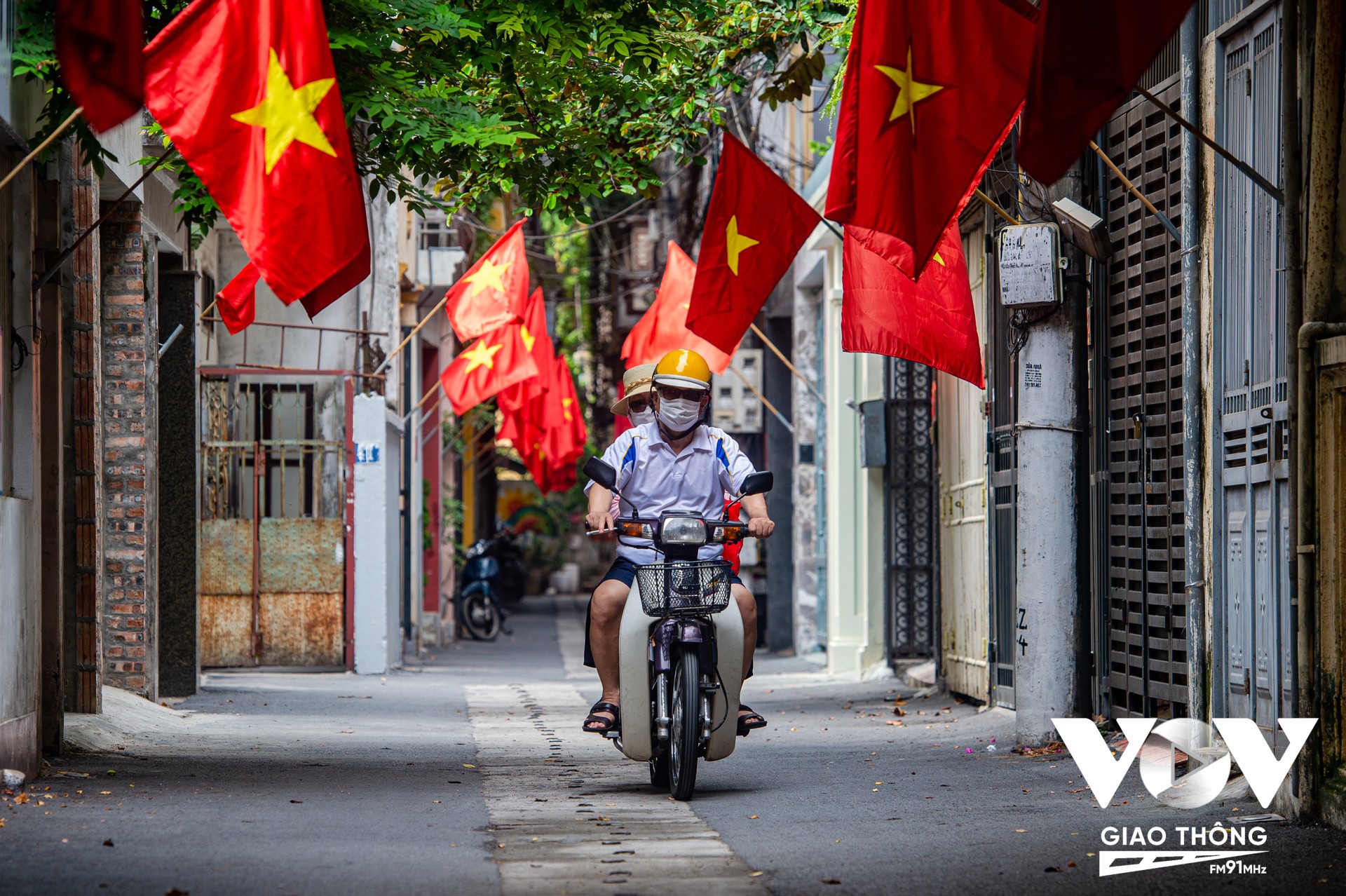 cờ đỏ, sao vàng trước những ngôi nhà từ bắc vào nam, tạo nên bức tranh đẹp, đậm đà tình yêu quê hương, một biểu tượng của tinh thần tự hào dân tộc. cờ đỏ, sao vàng trước những ngôi nhà từ bắc vào nam, tạo nên bức tranh đẹp, đậm đà tình yêu quê hương, một biểu tượng của tinh thần tự hào dân tộc.