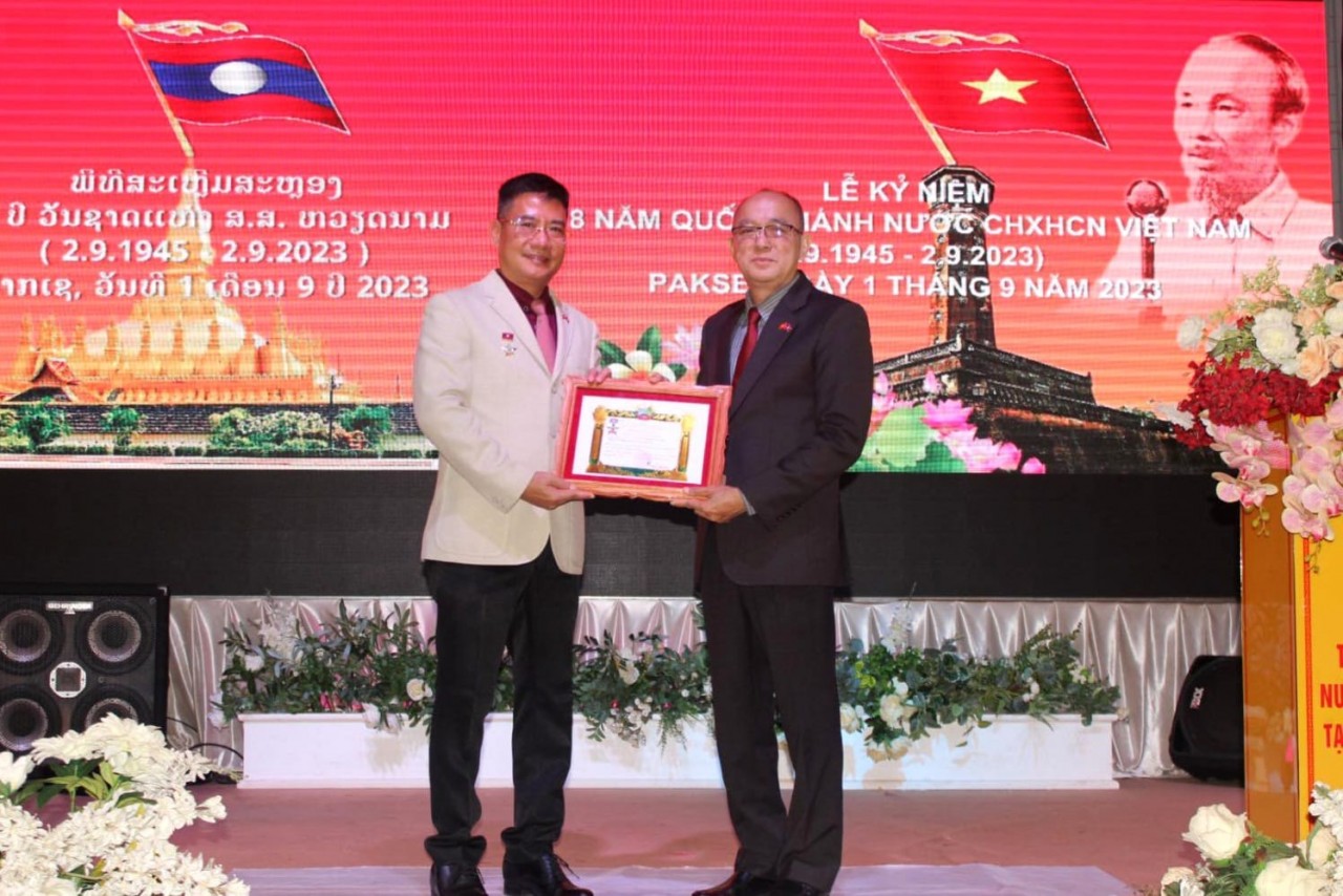Trao Huy chương Hữu nghị của Chính phủ Lào cho Tổng Lãnh sự Việt Nam tại Pakse Trao Huy chương Hữu nghị của Chính phủ Lào cho Tổng Lãnh sự Việt Nam tại Pakse
