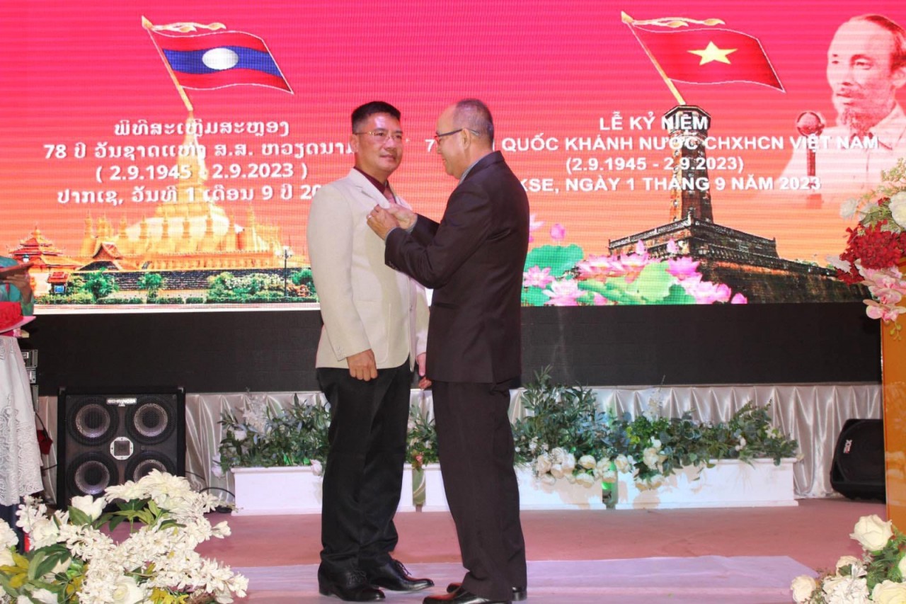 Trao Huy chương Hữu nghị của Chính phủ Lào cho Tổng Lãnh sự Việt Nam tại Pakse Trao Huy chương Hữu nghị của Chính phủ Lào cho Tổng Lãnh sự Việt Nam tại Pakse