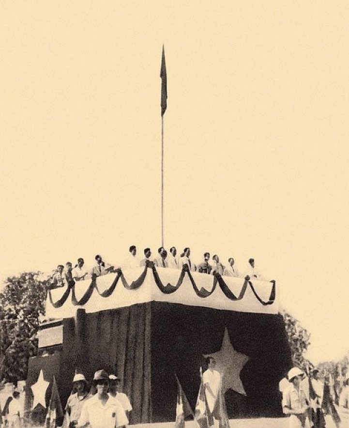 President Ho Chi Minh reads the Declaration of Independence at the Ba Dinh Square in Hanoi on September 2, 1945. (Image source: Ho Chi Minh Museum) President Ho Chi Minh reads the Declaration of Independence at the Ba Dinh Square in Hanoi on September 2, 1945. (Image source: Ho Chi Minh Museum)
