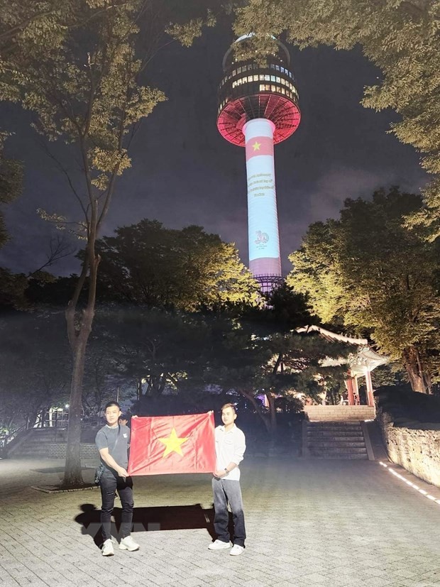 Hàn Quốc trình chiếu hình ảnh Quốc kỳ Việt Nam trên đỉnh Tháp Namsan | Người Việt bốn phương | Vietnam+ (VietnamPlus) Hàn Quốc trình chiếu hình ảnh Quốc kỳ Việt Nam trên đỉnh Tháp Namsan | Người Việt bốn phương | Vietnam+ (VietnamPlus)