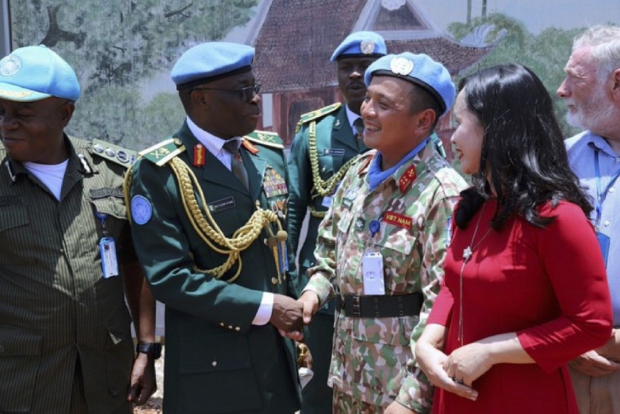 Colonel Nguyen Viet Hung (second from right), commander of the Vietnamese peacekeeping force in Abyei and Major General Benjamin Olufemi Sawyerr, commander of the UNISFA Mission in Abyei, at the ceremony marking 78 years of Vietnam's National Day on September 2. (Photo: thanhnien.vn) Colonel Nguyen Viet Hung (second from right), commander of the Vietnamese peacekeeping force in Abyei and Major General Benjamin Olufemi Sawyerr, commander of the UNISFA Mission in Abyei, at the ceremony marking 78 years of Vietnam's National Day on September 2. (Photo: thanhnien.vn)