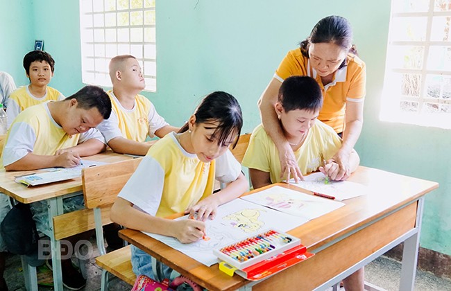 Các em học sinh của lớp học Ước mơ 1 tại Trường Tiểu học số 2 Cát Trinh (Phù Cát) tô tranh cùng cô giáo trong buổi học ngày Chủ nhật 13/8/2023. (Ảnh: K.Anh) Các em học sinh của lớp học Ước mơ 1 tại Trường Tiểu học số 2 Cát Trinh (Phù Cát) tô tranh cùng cô giáo trong buổi học ngày Chủ nhật 13/8/2023. (Ảnh: K.Anh)