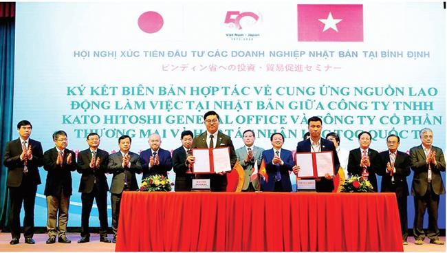 Trong khuôn khổ sự kiện Gặp gỡ Bình Định - Nhật Bản năm 2023, Công ty TNHH MTV HR PISICO ký kết Hợp đồng cung ứng lao động theo chương trình thực tập sinh kỹ năng với Nghiệp đoàn TMJ KyouDou Kumiai. Ảnh: TIẾN SỸ Trong khuôn khổ sự kiện Gặp gỡ Bình Định - Nhật Bản năm 2023, Công ty TNHH MTV HR PISICO ký kết Hợp đồng cung ứng lao động theo chương trình thực tập sinh kỹ năng với Nghiệp đoàn TMJ KyouDou Kumiai. Ảnh: TIẾN SỸ