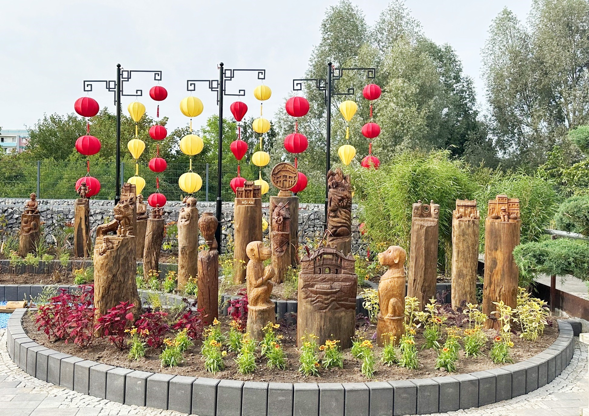 “Khu vườn Hội An” tại Công viên nhân dân Wernigerode trưng bày các tác phẩm nghệ thuật chế tác từ củi lũ. Ảnh: TP Hội An cung cấp “Khu vườn Hội An” tại Công viên nhân dân Wernigerode trưng bày các tác phẩm nghệ thuật chế tác từ củi lũ. Ảnh: TP Hội An cung cấp