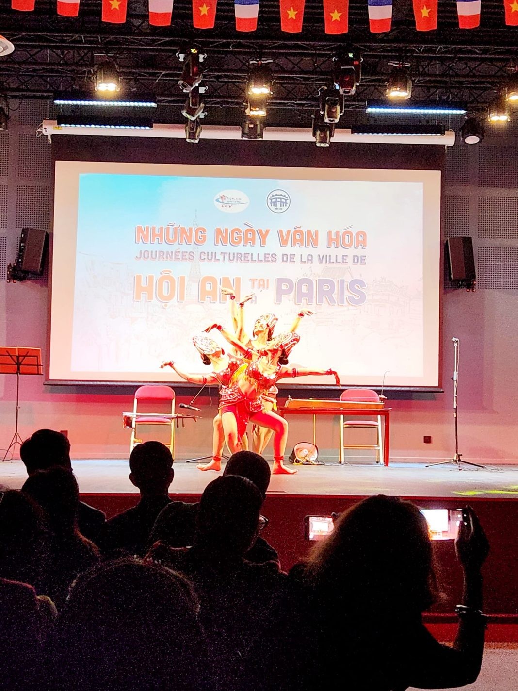 chương trình biểu diễn nghệ thuật mang đậm màu sắc văn hóa bản địa của Hội An chương trình biểu diễn nghệ thuật mang đậm màu sắc văn hóa bản địa của Hội An