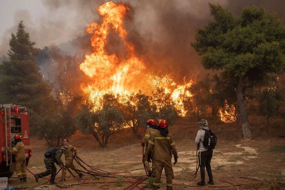 Lực lượng cứu hỏa khống chế cháy rừng gần thủ đô Athens, Hy Lạp. (Ảnh: Reuters) Lực lượng cứu hỏa khống chế cháy rừng gần thủ đô Athens, Hy Lạp. (Ảnh: Reuters)