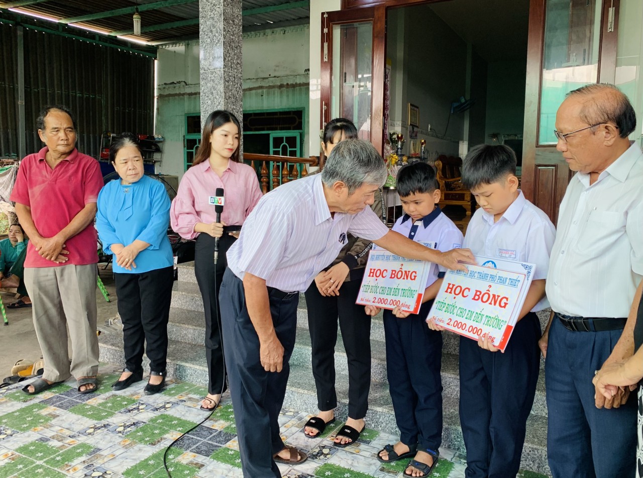 Chia sẻ, động viên con trai của công dân dũng cảm cứu người Chia sẻ, động viên con trai của công dân dũng cảm cứu người
