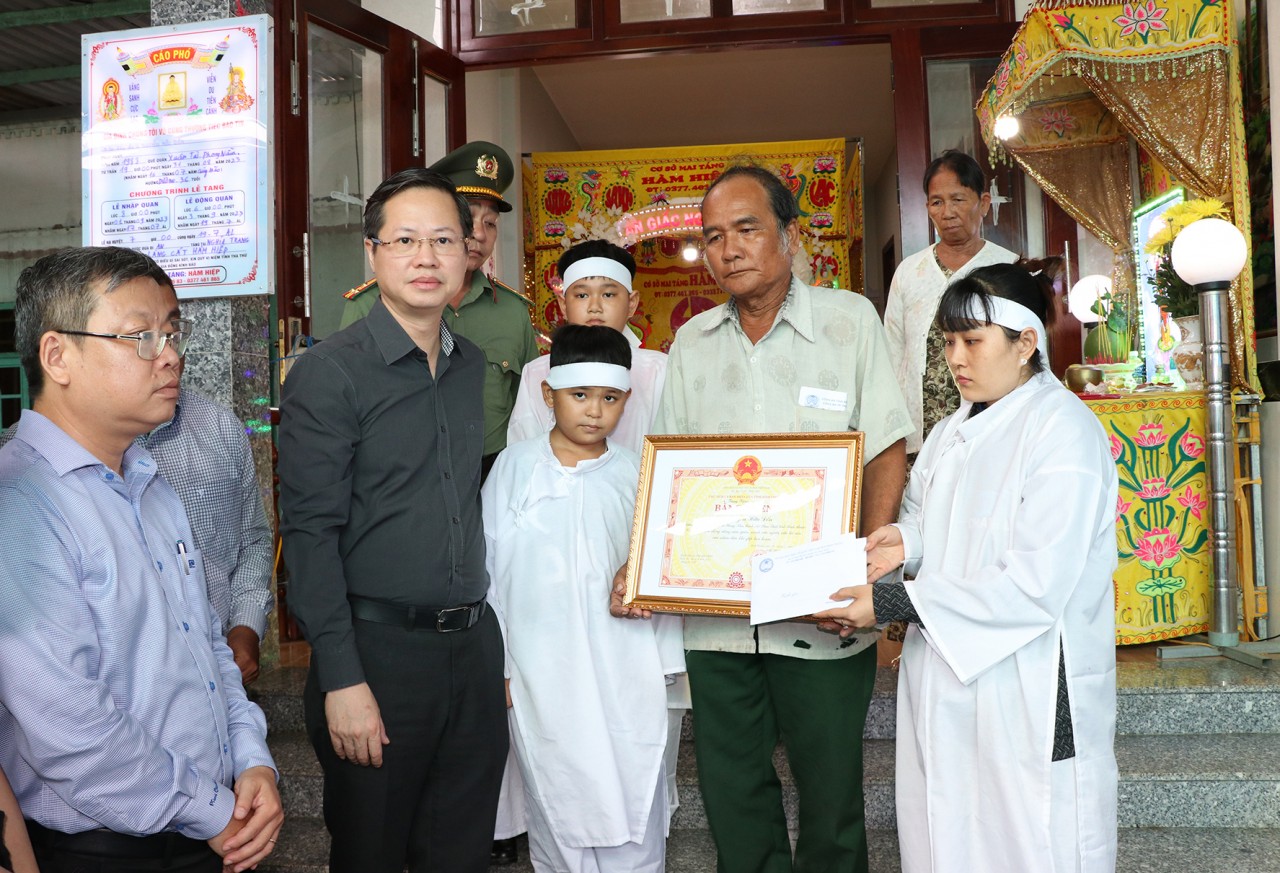 Chia sẻ, động viên con trai của công dân dũng cảm cứu người Chia sẻ, động viên con trai của công dân dũng cảm cứu người