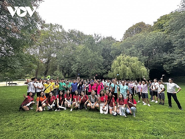 Participants to the 9th summer camp for young Vietnamese people in Europe. Participants to the 9th summer camp for young Vietnamese people in Europe.