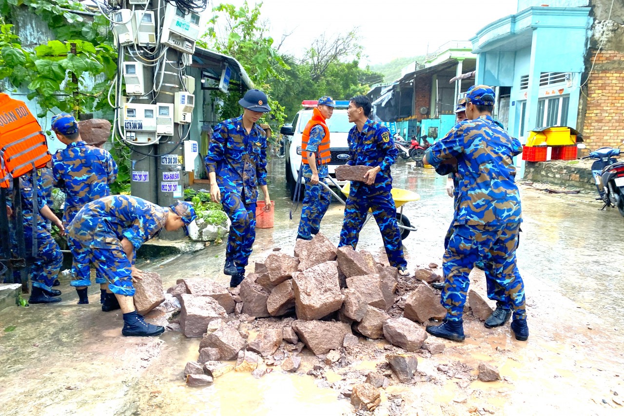 Kiên Giang: cán bộ, chiến sĩ Hải quân cùng bà con khắc phục hậu quả thiên tai Kiên Giang: cán bộ, chiến sĩ Hải quân cùng bà con khắc phục hậu quả thiên tai