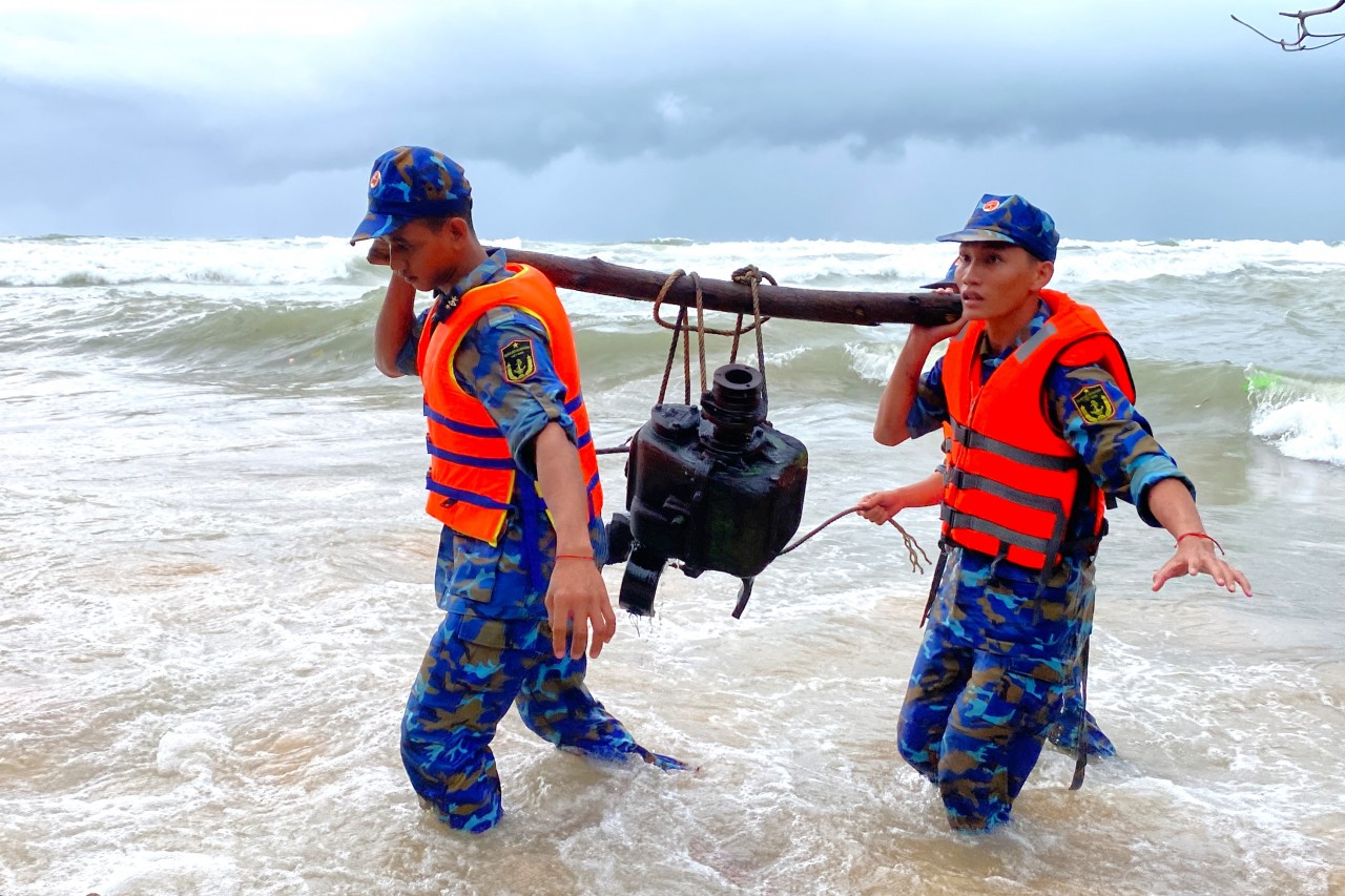 Kiên Giang: cán bộ, chiến sĩ Hải quân cùng bà con khắc phục hậu quả thiên tai Kiên Giang: cán bộ, chiến sĩ Hải quân cùng bà con khắc phục hậu quả thiên tai