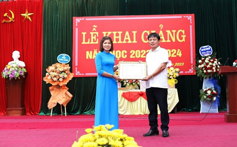Hơn 380.000 học sinh ở Phú Thọ tham gia Lễ khai giảng năm học mới Hơn 380.000 học sinh ở Phú Thọ tham gia Lễ khai giảng năm học mới
