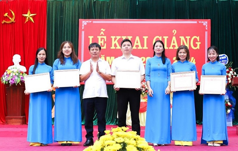 Hơn 380.000 học sinh ở Phú Thọ tham gia Lễ khai giảng năm học mới Hơn 380.000 học sinh ở Phú Thọ tham gia Lễ khai giảng năm học mới