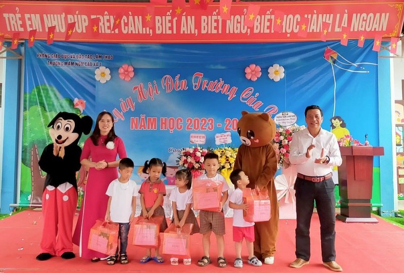 Hơn 380.000 học sinh ở Phú Thọ tham gia Lễ khai giảng năm học mới Hơn 380.000 học sinh ở Phú Thọ tham gia Lễ khai giảng năm học mới