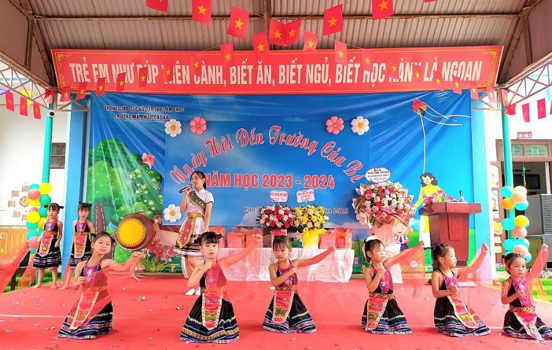 Hơn 380.000 học sinh ở Phú Thọ tham gia Lễ khai giảng năm học mới Hơn 380.000 học sinh ở Phú Thọ tham gia Lễ khai giảng năm học mới