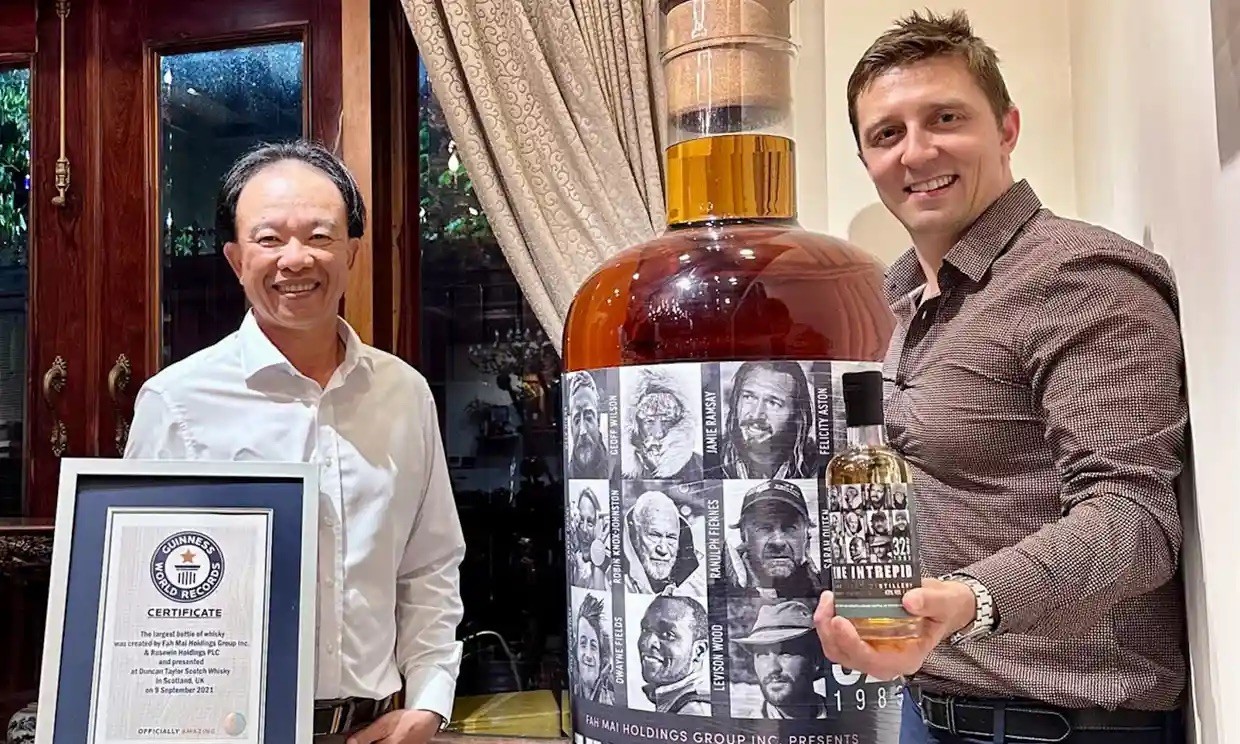 Inter buyer of the world’s largest bottle of whisky, The New Owner of World’s Largest Bottle of Whisky is Vietnamese