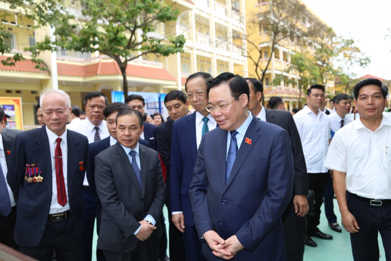 Chủ tịch Quốc hội dự khai giảng năm học mới tại ngôi trường thắm tình hữu nghị Việt - Lào Chủ tịch Quốc hội dự khai giảng năm học mới tại ngôi trường thắm tình hữu nghị Việt - Lào