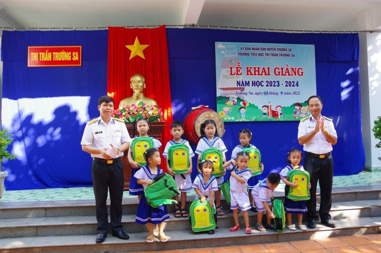 Huyện đảo Trường Sa tưng bừng khai giảng năm học mới Huyện đảo Trường Sa tưng bừng khai giảng năm học mới
