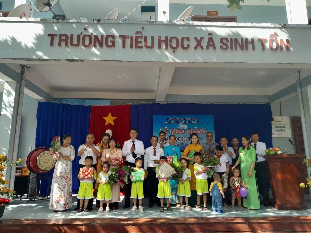 Huyện đảo Trường Sa tưng bừng khai giảng năm học mới Huyện đảo Trường Sa tưng bừng khai giảng năm học mới