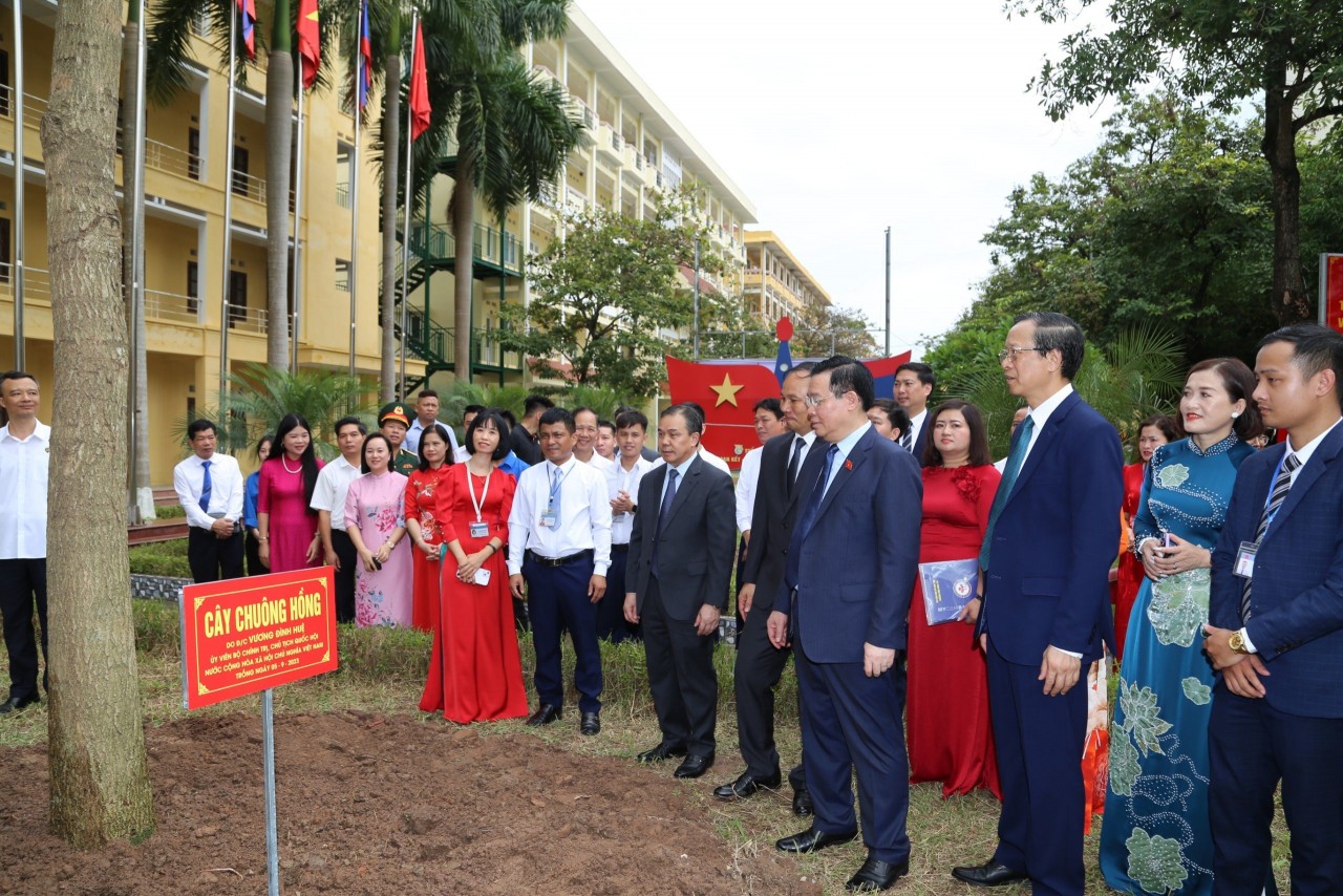 Chủ tịch Quốc hội dự khai giảng năm học mới tại ngôi trường thắm tình hữu nghị Việt - Lào Chủ tịch Quốc hội dự khai giảng năm học mới tại ngôi trường thắm tình hữu nghị Việt - Lào