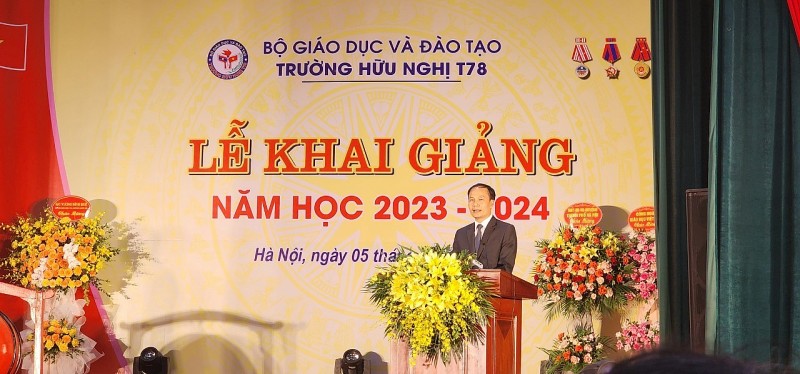 Chủ tịch Quốc hội dự khai giảng năm học mới tại ngôi trường thắm tình hữu nghị Việt - Lào Chủ tịch Quốc hội dự khai giảng năm học mới tại ngôi trường thắm tình hữu nghị Việt - Lào
