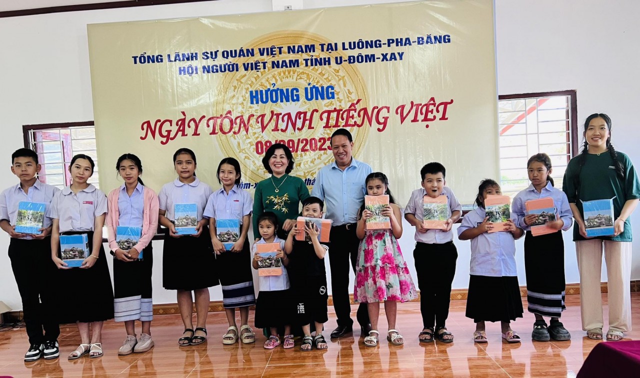 Người Việt tại các tỉnh Bắc Lào hưởng ứng Ngày “Tôn vinh Tiếng Việt” Người Việt tại các tỉnh Bắc Lào hưởng ứng Ngày “Tôn vinh Tiếng Việt”