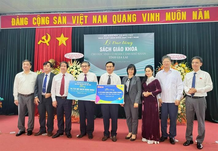 Nhà Xuất bản Giáo dục Việt Nam đã trao tặng 18.722 bộ sách giáo khoa cho Sở GD&ĐT Gia Lai