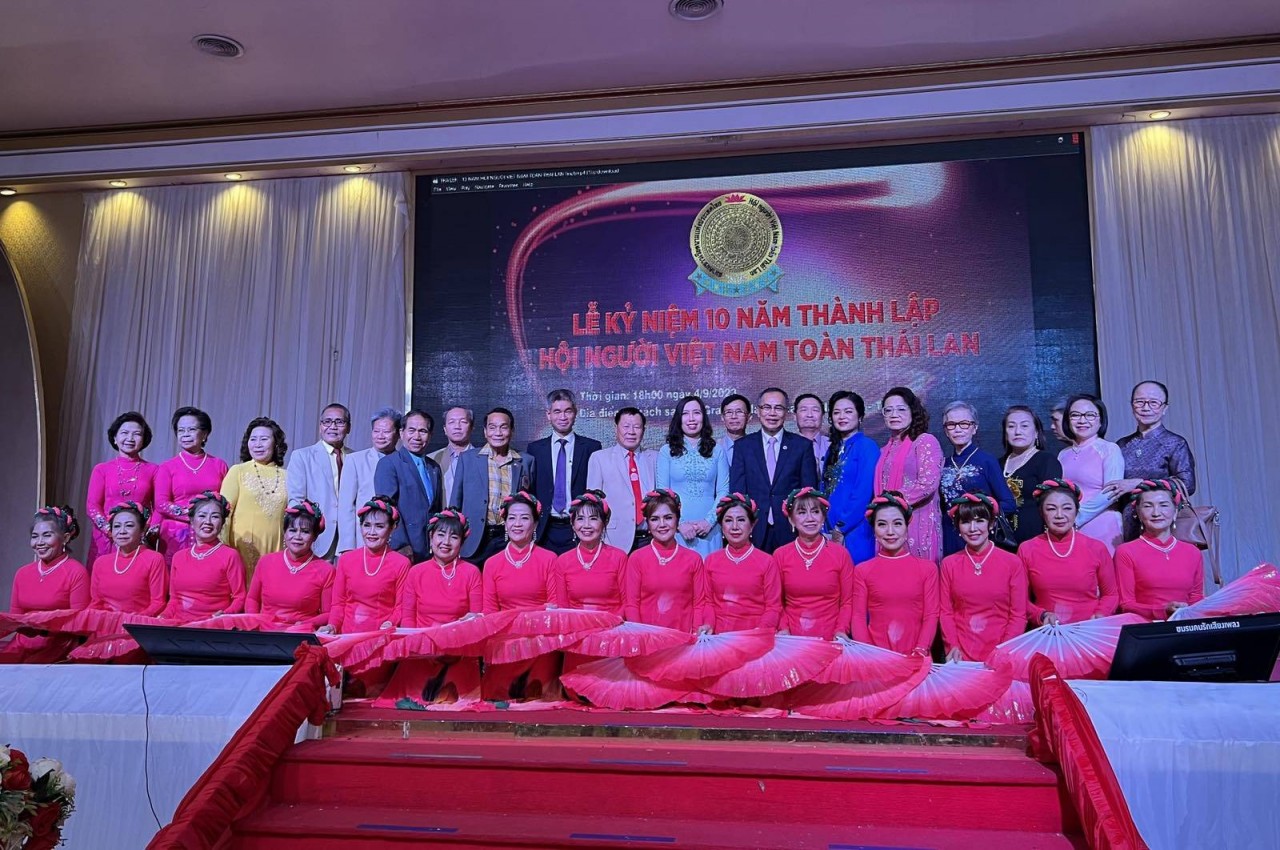 Các đại biểu chụp ảnh lưu niệm tại Lễ kỷ niệm 10 năm thành lập Hội người Việt Nam toàn Thái Lan. Các đại biểu chụp ảnh lưu niệm tại Lễ kỷ niệm 10 năm thành lập Hội người Việt Nam toàn Thái Lan.