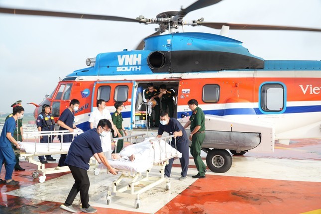 Các bệnh nhân được chuyển thành công từ bệnh xá đảo về đất liền bằng trực thăng. Các bệnh nhân được chuyển thành công từ bệnh xá đảo về đất liền bằng trực thăng.