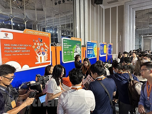 E-commerce: Increase Experience, Create Momentum for Vietnam's Retail Industry E-commerce: Increasing Experience, Creating Momentum for Vietnam's Retail Industry
