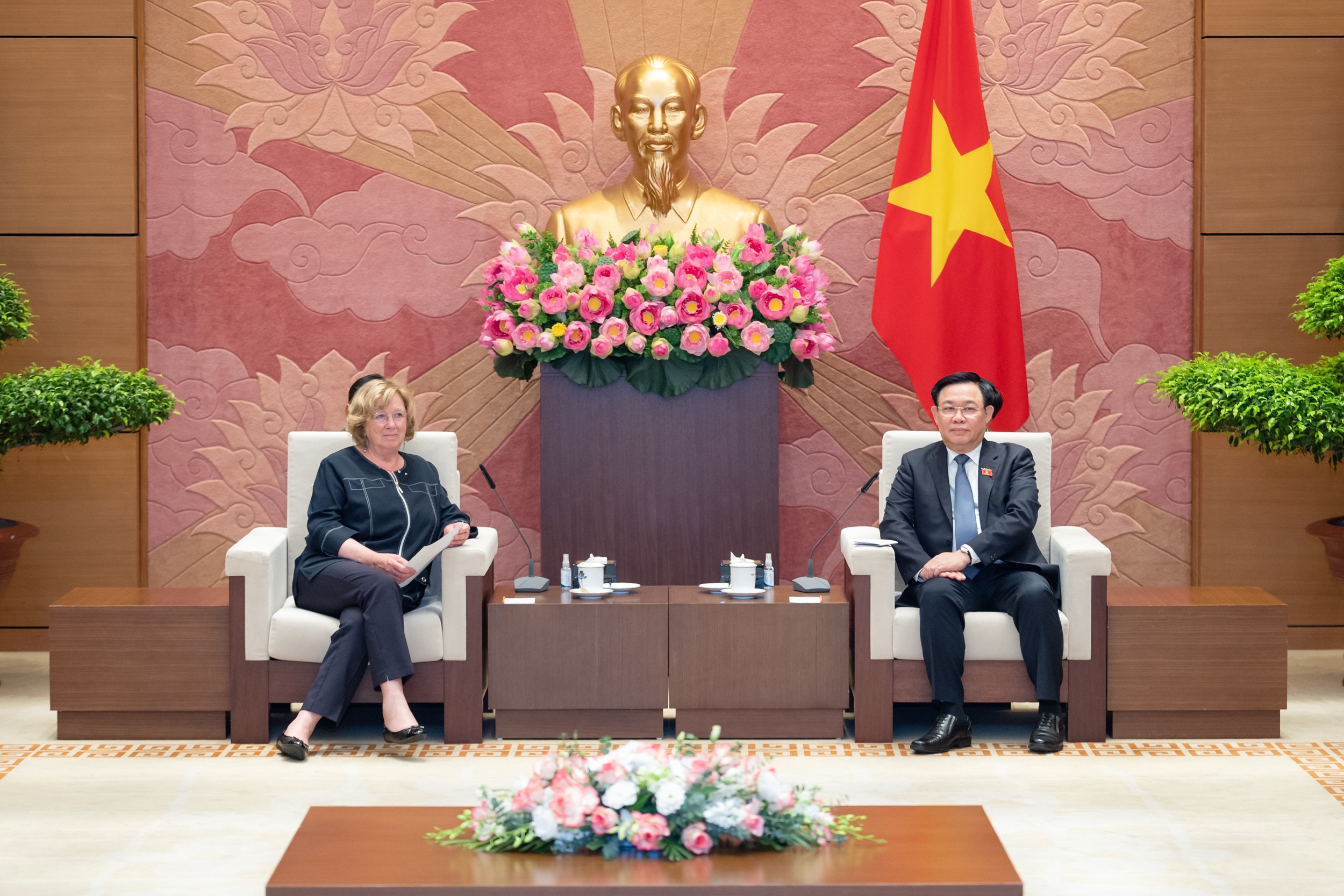 Chủ tịch Quốc hội Vương Đình Huệ tiếp Chủ tịch Nhóm Nghị sĩ hữu nghị Pháp – Việt Catherine Deroche. (Ảnh: quochoi.vn) Chủ tịch Quốc hội Vương Đình Huệ tiếp Chủ tịch Nhóm Nghị sĩ hữu nghị Pháp – Việt Catherine Deroche. (Ảnh: quochoi.vn)