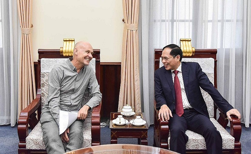 Minister of Foreign Affairs Bui Thanh Son receives Dutch Ambassador to Vietnam Kees van Baar. Minister of Foreign Affairs Bui Thanh Son receives Dutch Ambassador to Vietnam Kees van Baar.