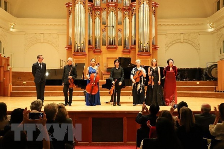 The concert features famous Vietnamese and international artists. The concert features famous Vietnamese and international artists.