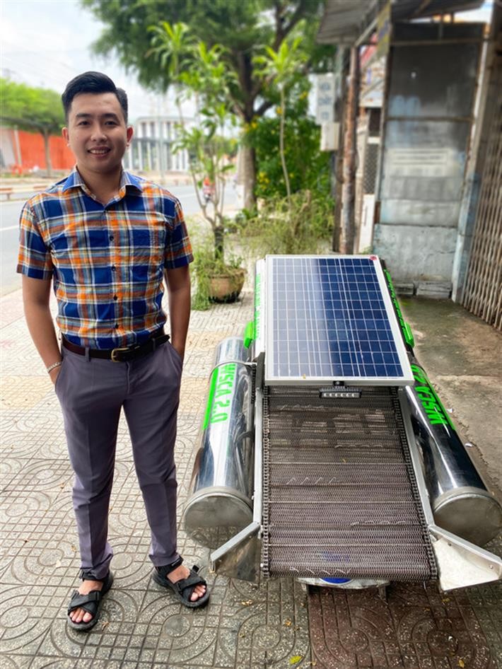 Thầy Huỳnh Ngọc Thái Anh và máy phóng rác sử dụng năng lượng mặt trời (Ảnh: Báo Giáo dục & Thời đại) Thầy Huỳnh Ngọc Thái Anh và máy phóng rác sử dụng năng lượng mặt trời (Ảnh: Báo Giáo dục & Thời đại)