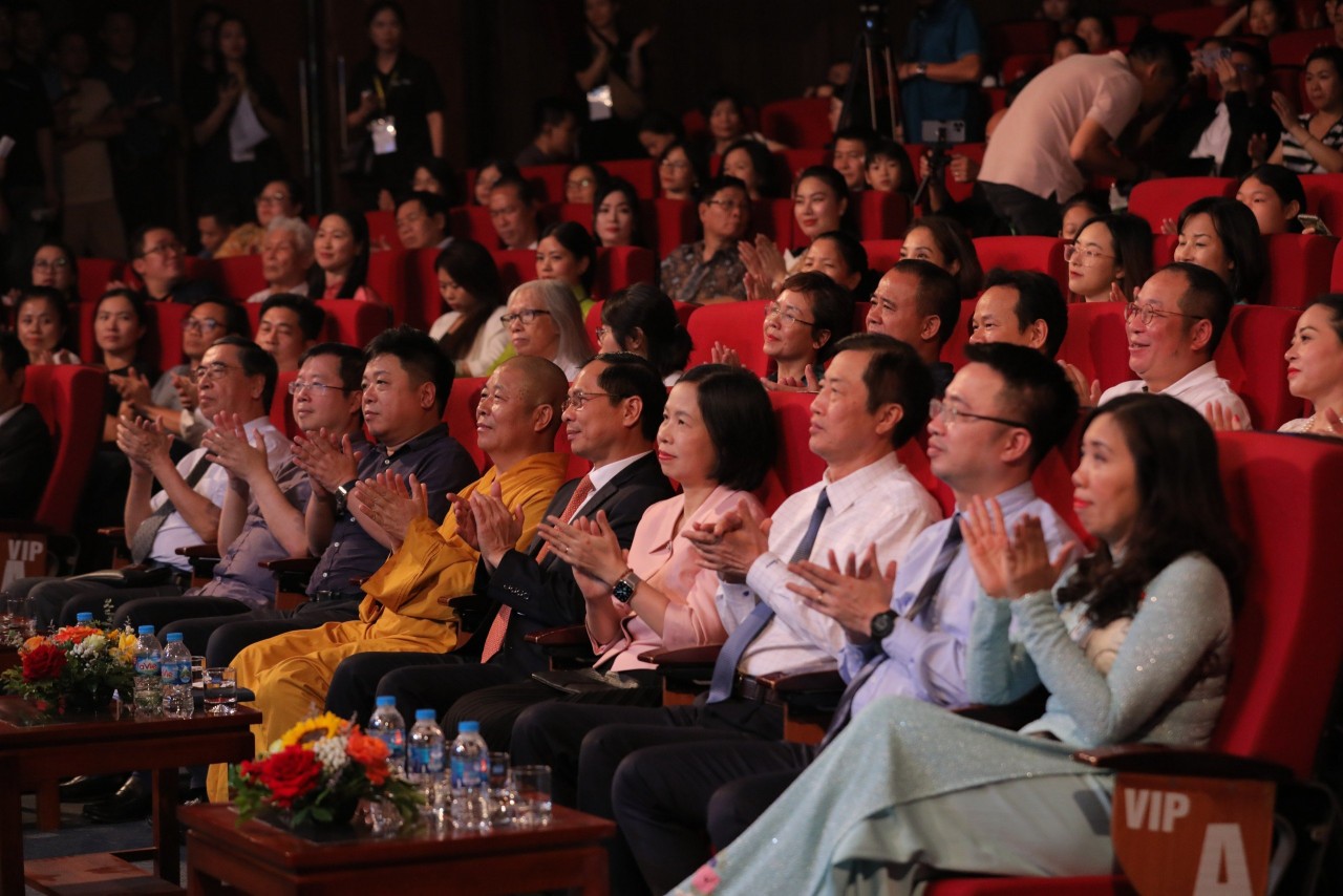 Gala “Tiếng Mẹ thân thương”: Câu chuyện truyền cảm hứng về tình yêu tiếng Việt Gala “Tiếng Mẹ thân thương”: Câu chuyện truyền cảm hứng về tình yêu tiếng Việt